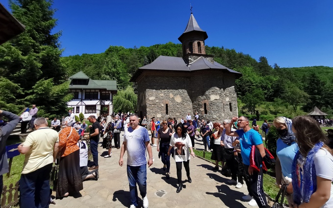 VIDEO) de la Mănăstirea Prislop, Duminica Rusaliilor | Ziarul Hunedoreanului