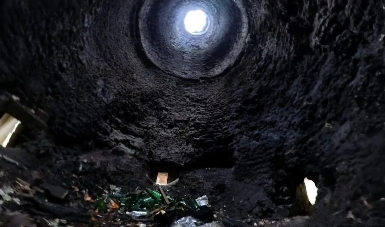(VIDEO) Furnalul din Govâjdia, plin de gunoaie. Ce i-au făcut turiștii